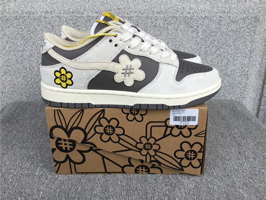 Dunk Low Bees