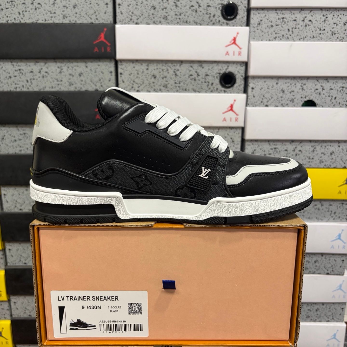 LV Trainer Black White Multi