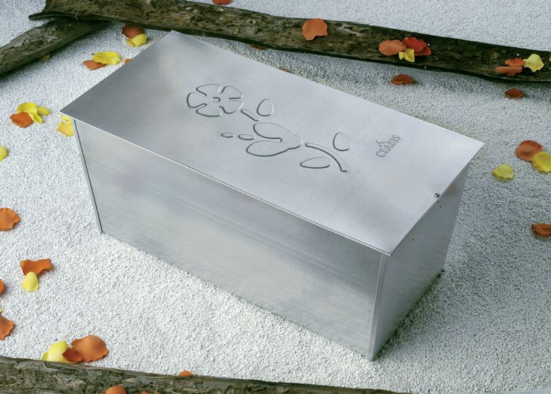 Cassetta ossario tipo conico con coperchio a slitta con fiore Cassetta ossario tipo conico con coperchio a slitta con fiore