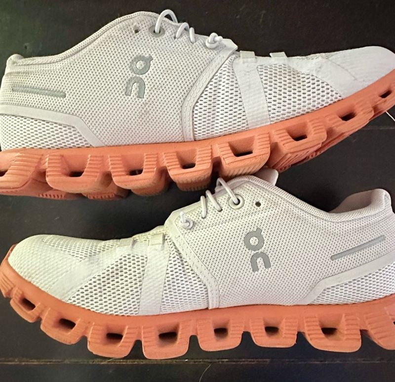 On Cloud Women’s Size 9