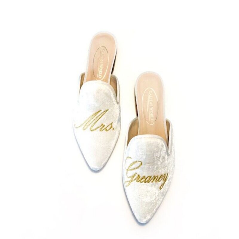 ​MULES TERCIOPELO BLANCO, WEDDING EDITION PERZONALIZADO. MRS. Y NOMBRE O APELLIDO.