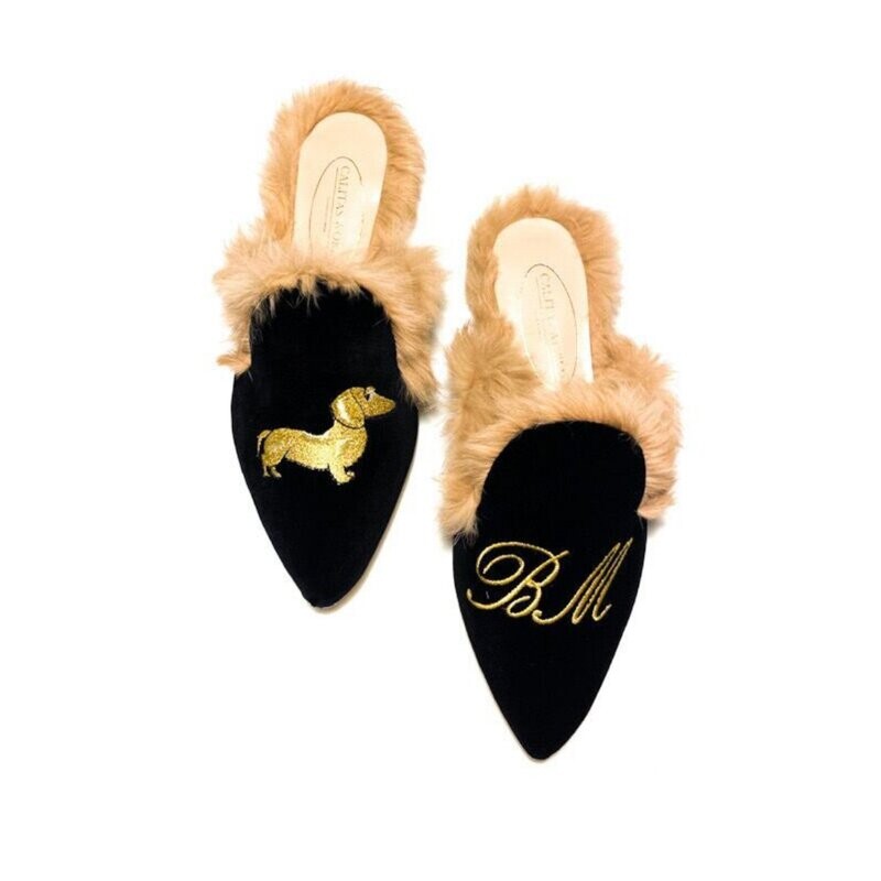 MULES PELO TERCIOPELO NEGRO, TECKEL EN ORO E INICIALES