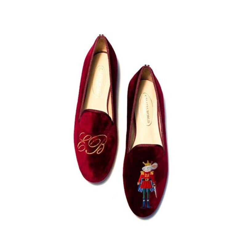 ​LOAFERS CHRISTMAS EDITION, TERCIOPELO BURDEOS CO, INICIALES EN ORO Y REY RATON