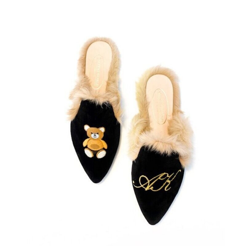 ​MULES PELO TERCIOPELO NEGRO, TEDDY BEAR E INICIALES EN ORO