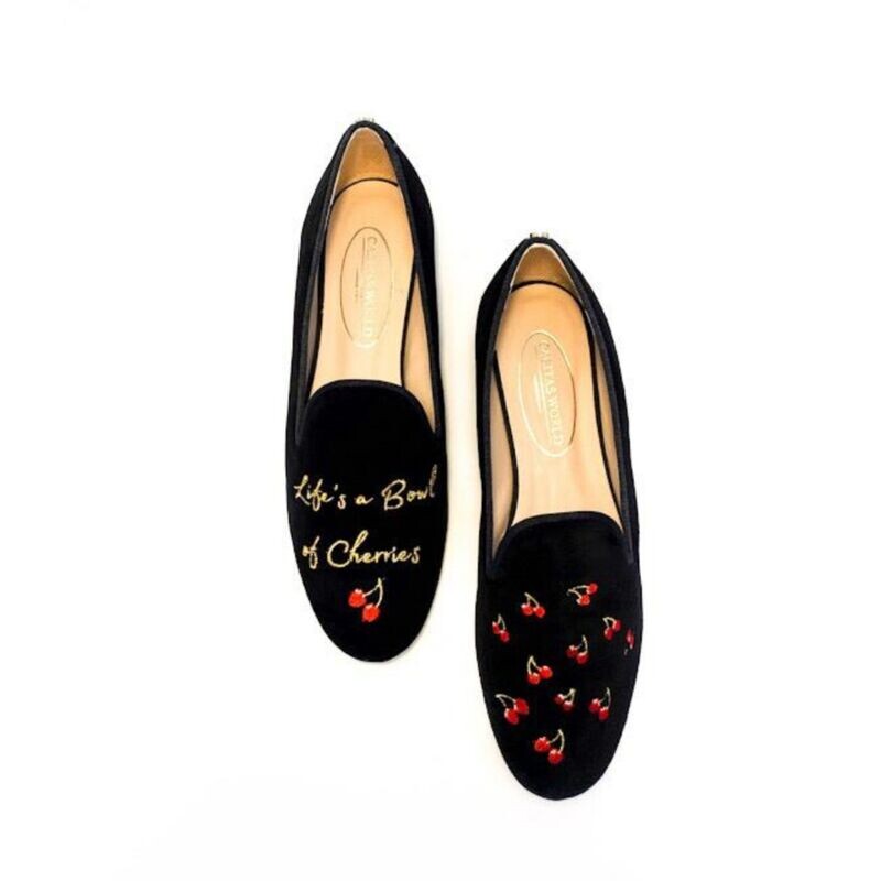 LOAFERS TERCIOPELO NEGRO, LIFE'S A BOWL OF CHERRIES. (CEREZA MINI TALON IZQUIERDO)