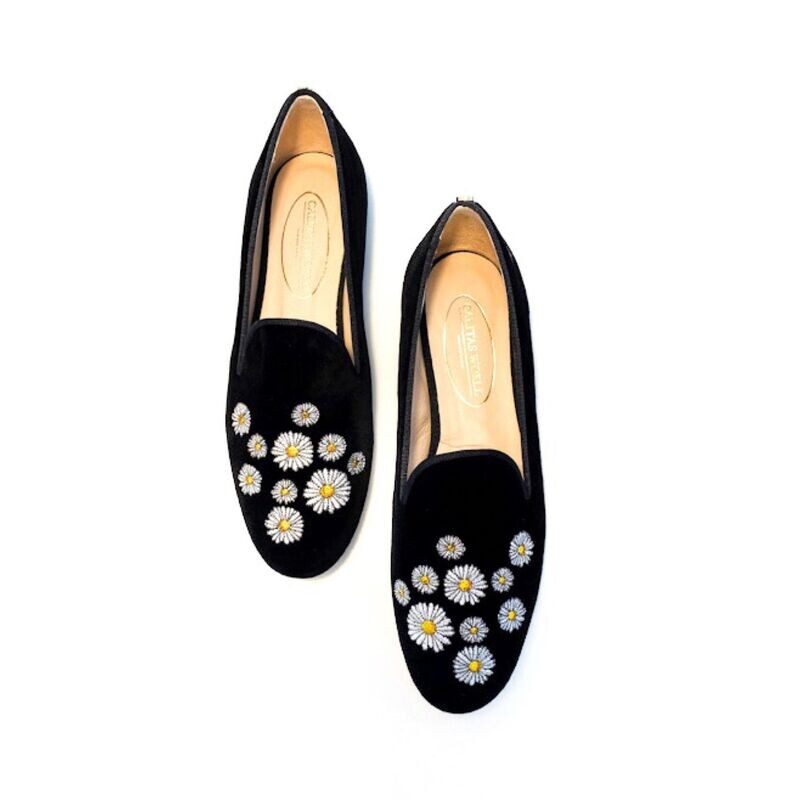 LOAFERS TERCIOPELO NEGRO, MARGARITAS. (MARGARITA MINI TALON IZQUIERDO)