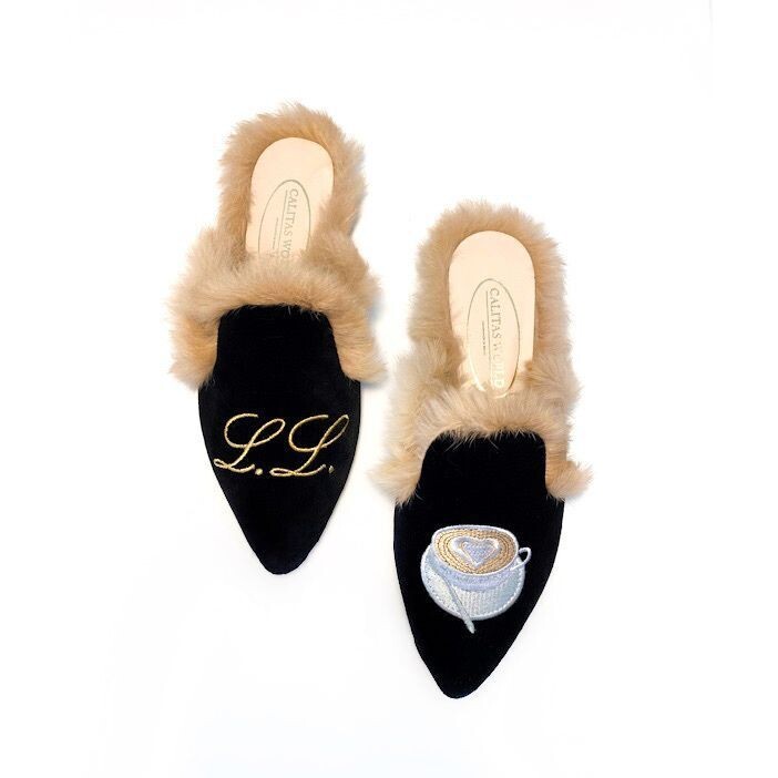 MULES PELO TERCIOPELO NEGRO, INICIALES EN ORO Y CAFE