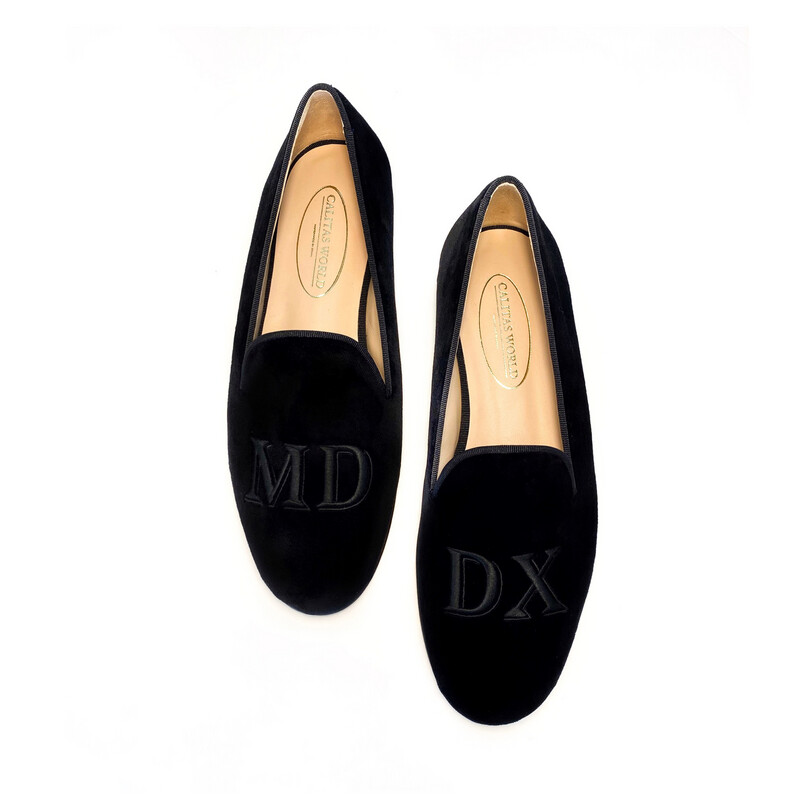 LOAFERS HOMBRE TERCIOPELO NEGRO, E INICIALES TIPOGRAFÍA ALICE NEGRAS