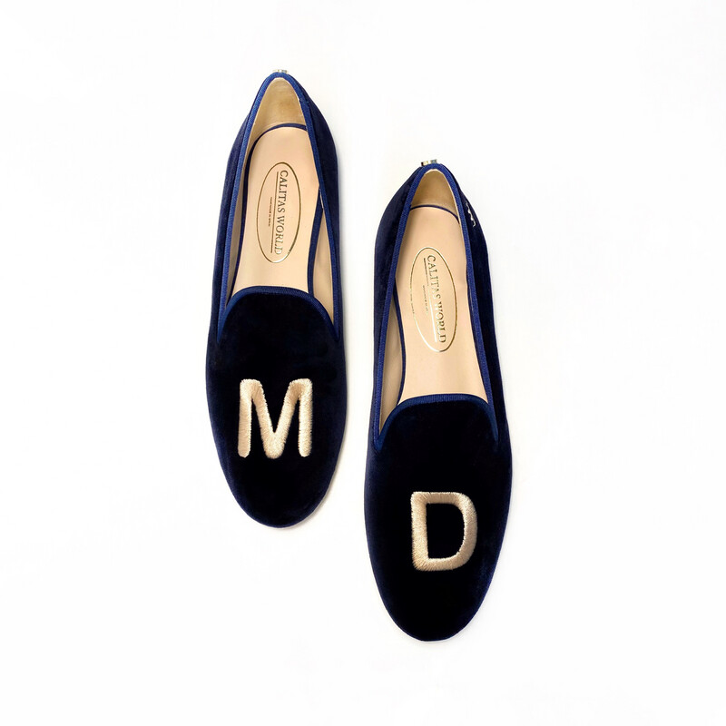 LOAFERS TERCIOPELO AZUL MARINO 9CO R22 , INICIALES EN BEIGE (BOLD) CON CORONA EN EL TALÓN