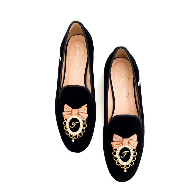 ​LOAFERS FLANEUR TERCIOPELO NEGRO , INICIALES EN ORO  DENTRO DE MEDALLON.