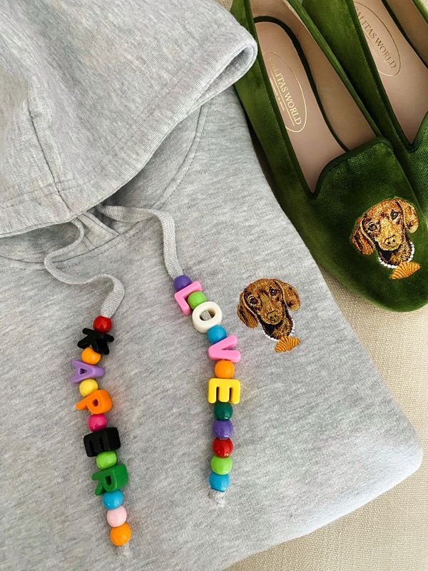 HOODIE (SUDADERA CON CAPUCHA) UNISEX PERSONALIZADA – MAISON CALITAS PETS EDITION BORDADA CON LA IMAGEN DE TU MASCOTA (UNA SOLA IMAGEN EN EL PECHO) INCLUYE TIRAS PERSONALIZADAS (MÁX. 6 LETRAS POR TIRA) HOODIE (SUDADERA CON CAPUCHA) UNISEX PERSONALIZADA – MAISON CALITAS PETS EDITION BORDADA CON LA IMAGEN DE TU MASCOTA (UNA SOLA IMAGEN EN EL PECHO) INCLUYE TIRAS PERSONALIZADAS (MÁX. 6 LETRAS POR TIRA)