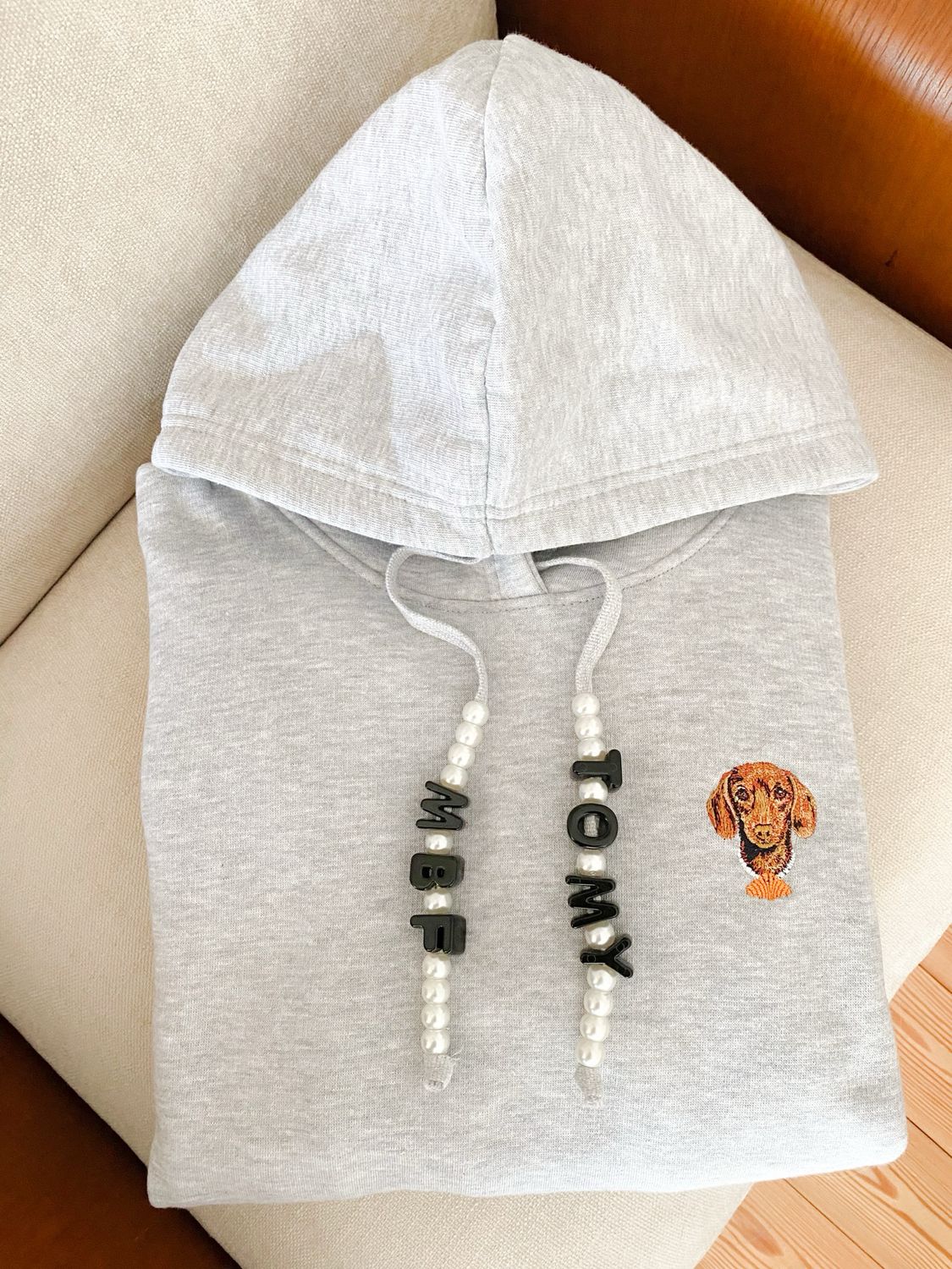 HOODIE UNISEX PERSONALIZADA (PEARLS) – MAISON CALITAS PETS EDITION BORDADA CON LA IMAGEN DE TU MASCOTA (UNA SOLA IMAGEN EN EL PECHO) INCLUYE TIRAS PERSONALIZADAS (MÁX. 6 LETRAS POR TIRA)