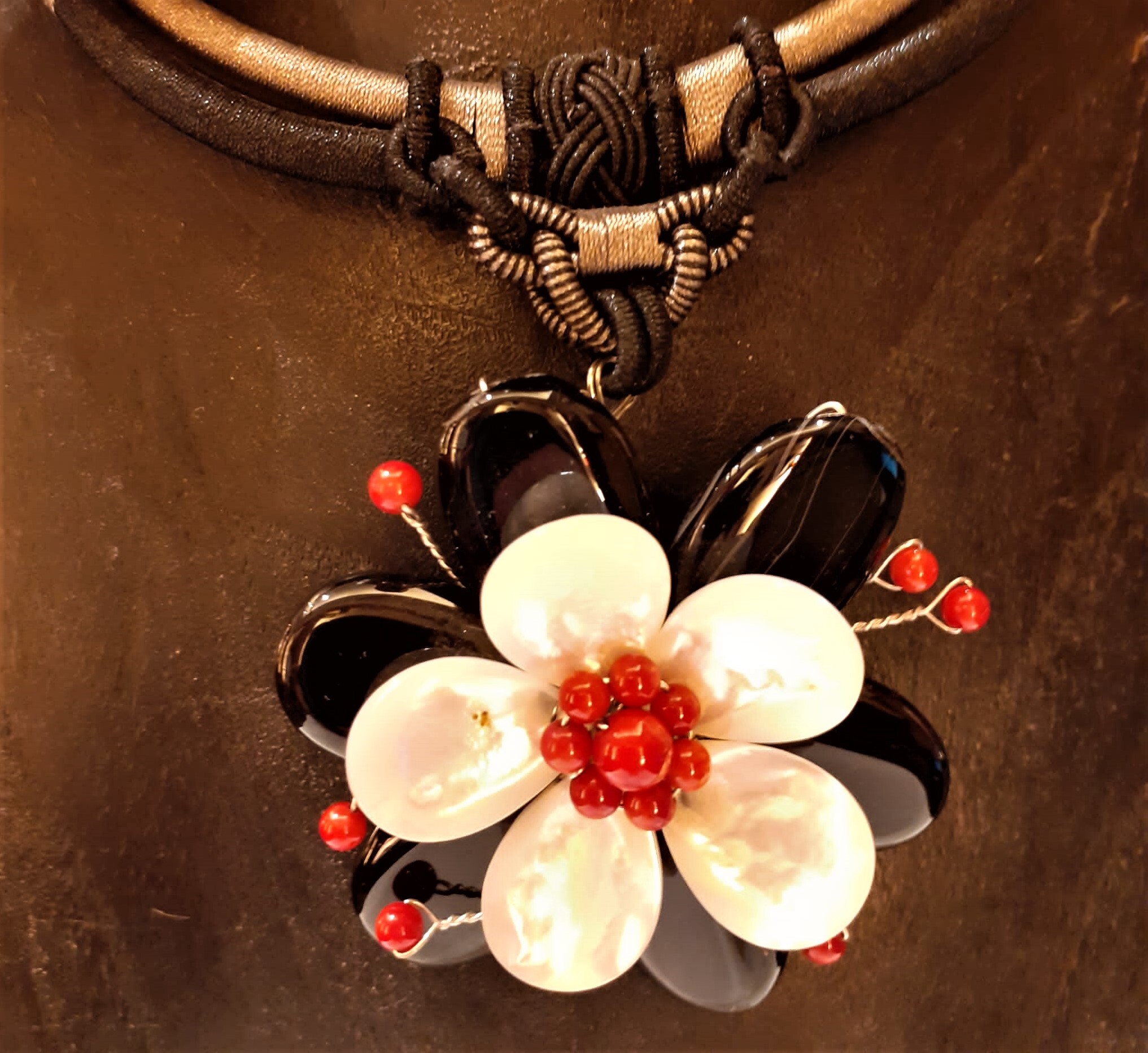 Collana rigida in seta e pietre dure. Handmade