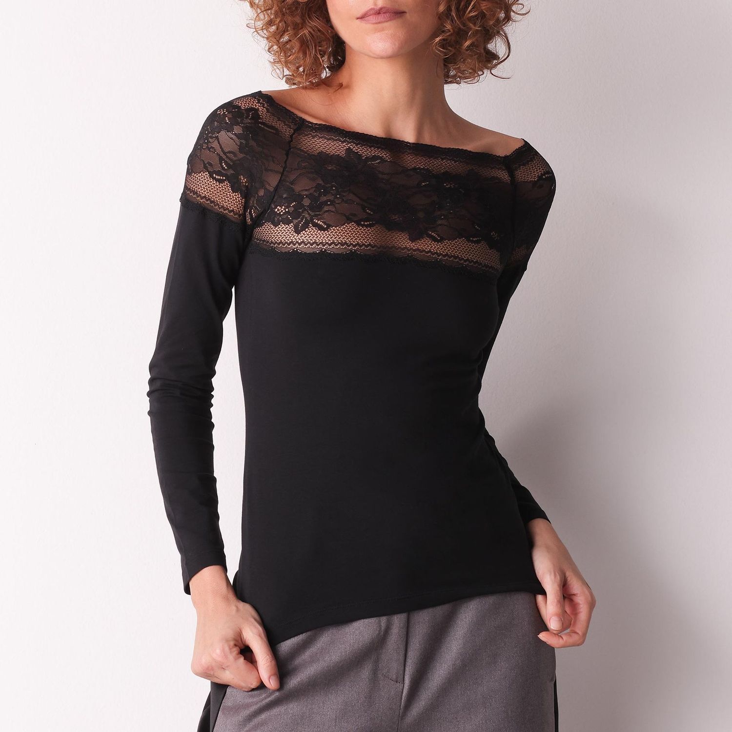 Maglia con lo scollo a barchetta