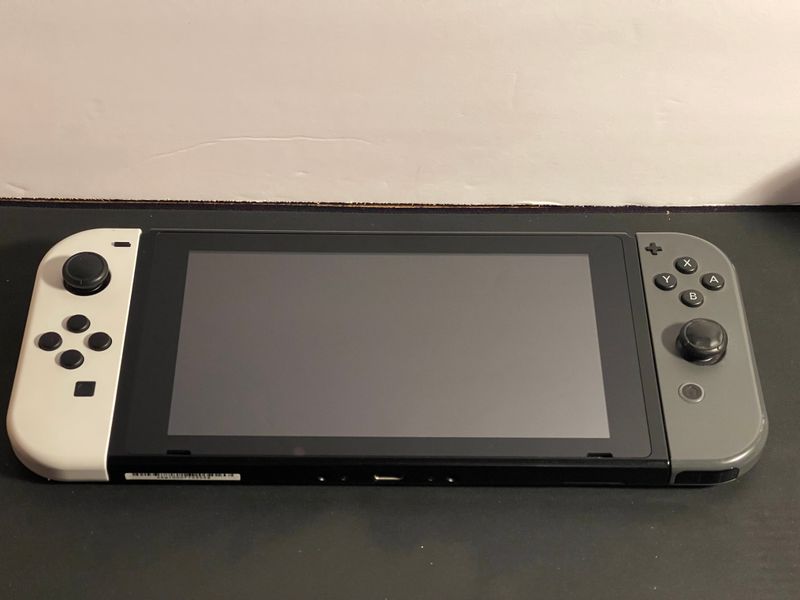 Nintendo Switch 32GB HAC-001(-01) V2 Console + Joy-Cons + Power Adapter Nintendo Switch 32GB HAC-001(-01) V2 Console + Joy-Cons + Power Adapter
