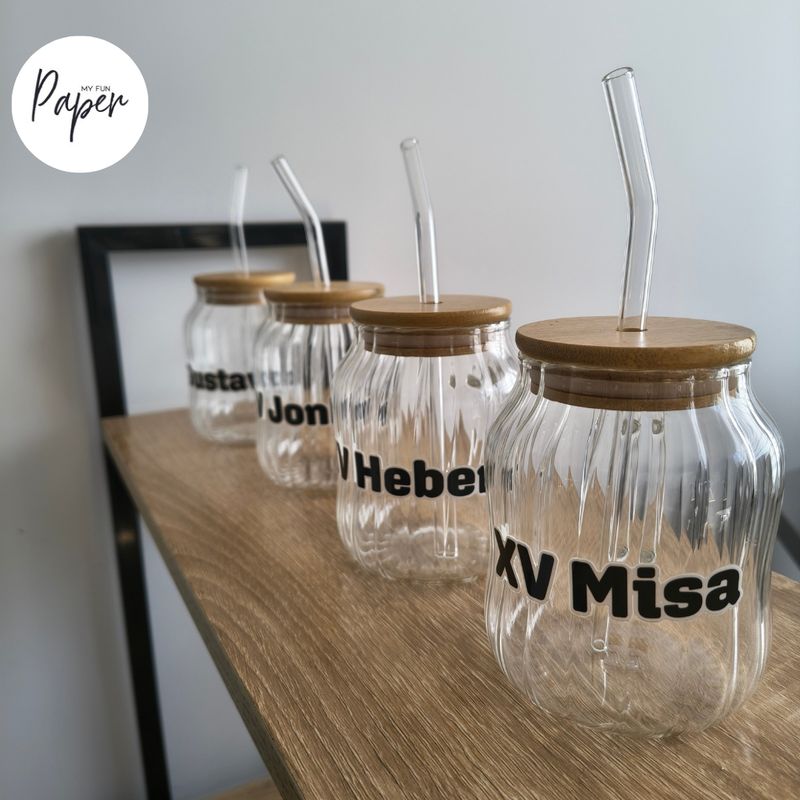 Vaso con pajilla de vidrio