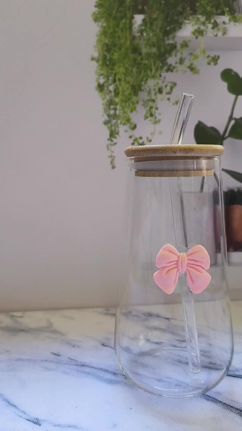 Vaso con moño y pajilla de vidrio