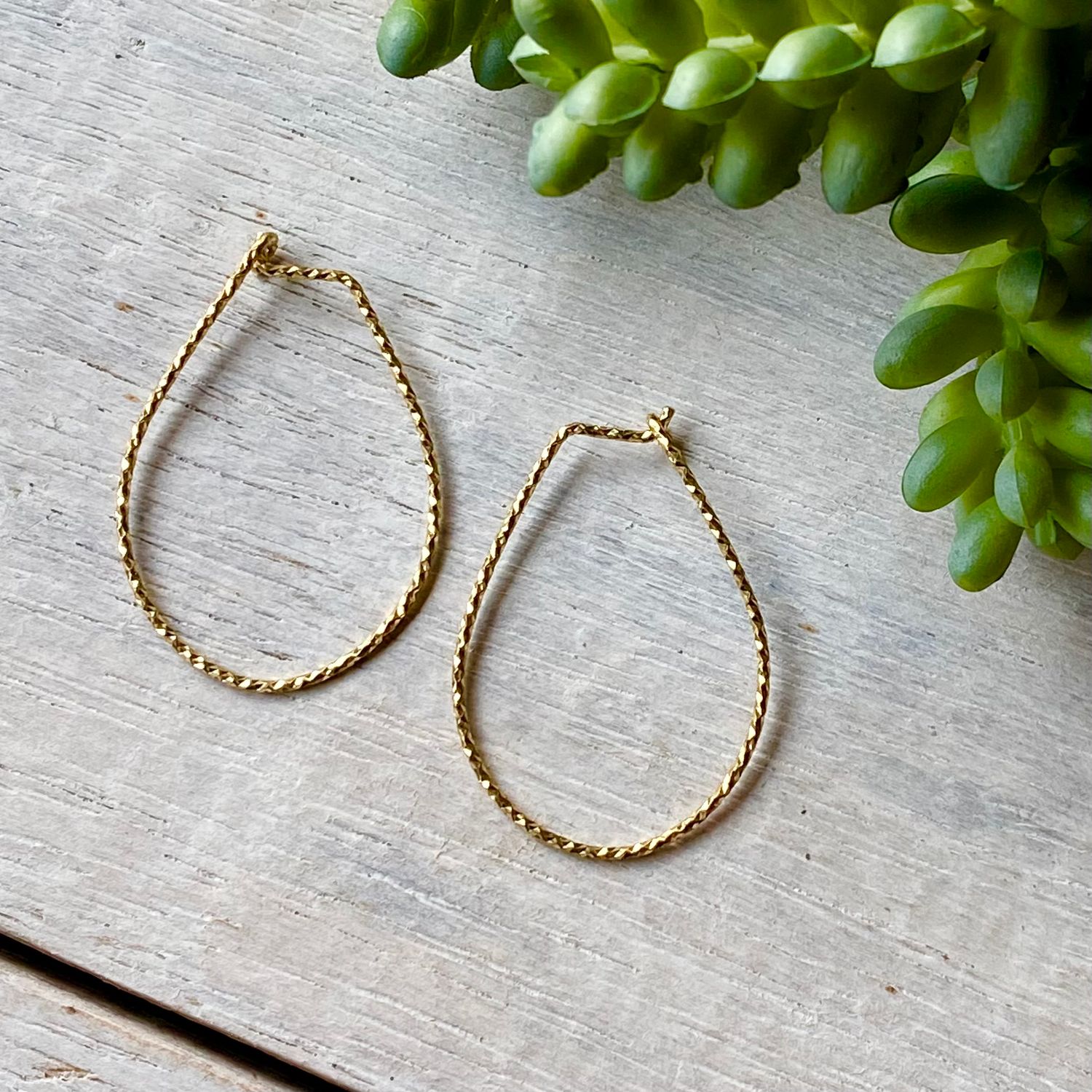 Twisted brass teardrop hoop earrings - Small