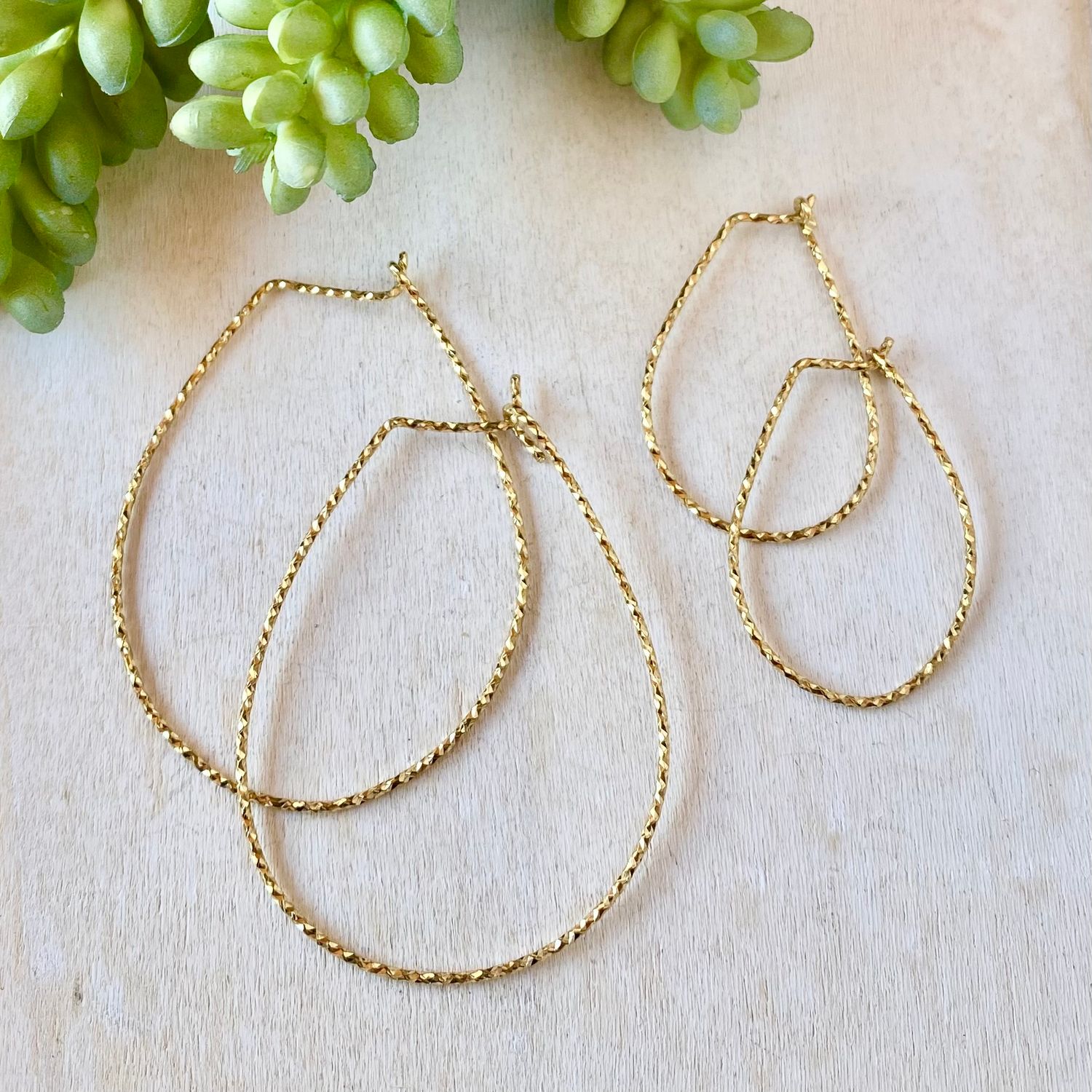 Twisted brass teardrop hoop earrings - Large
