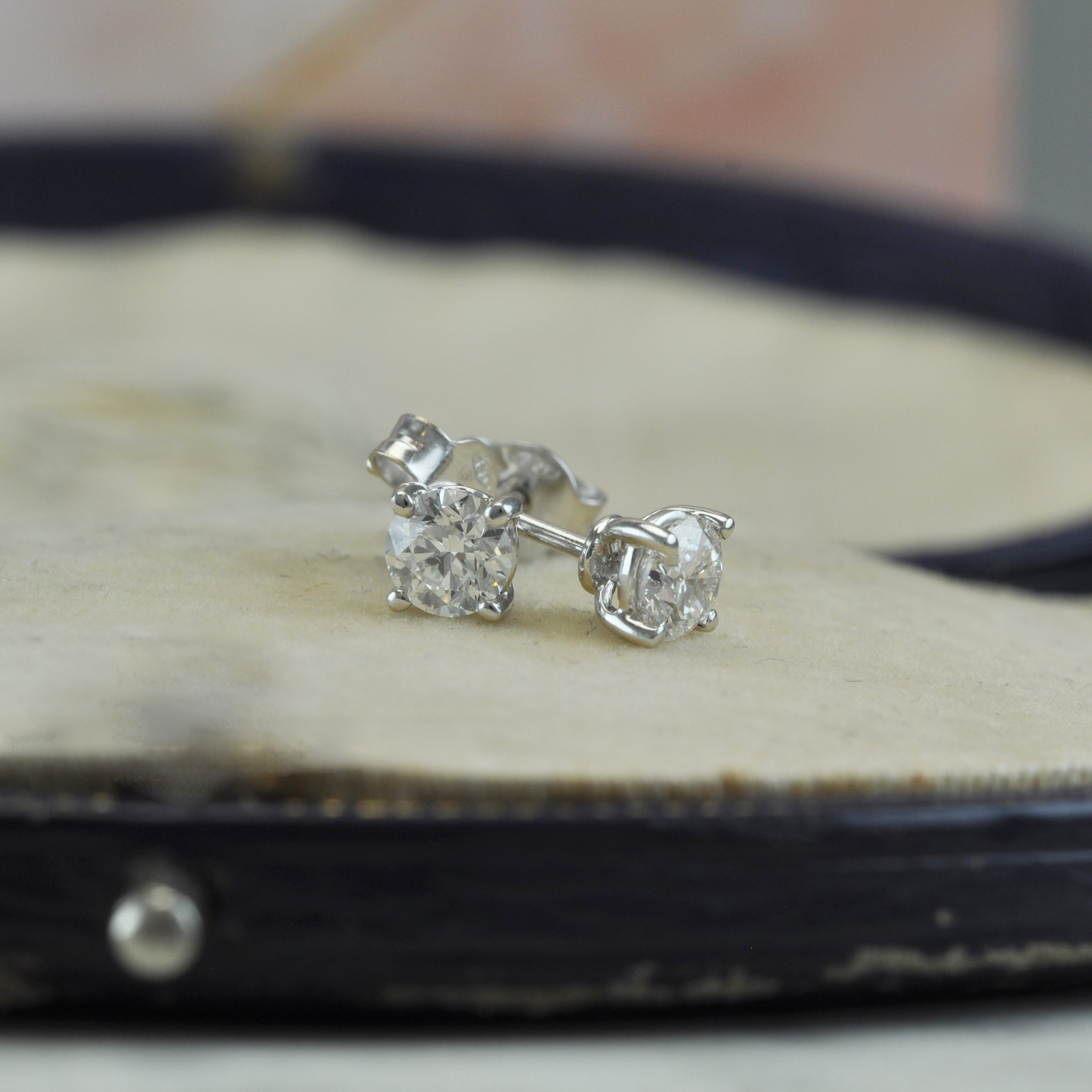 18ct White Gold Earrings 1ct Diamond