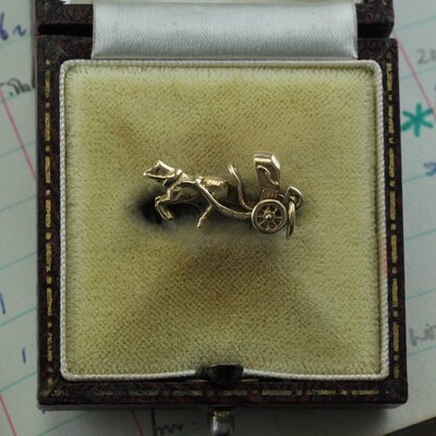9ct Gold Horse and Carriage