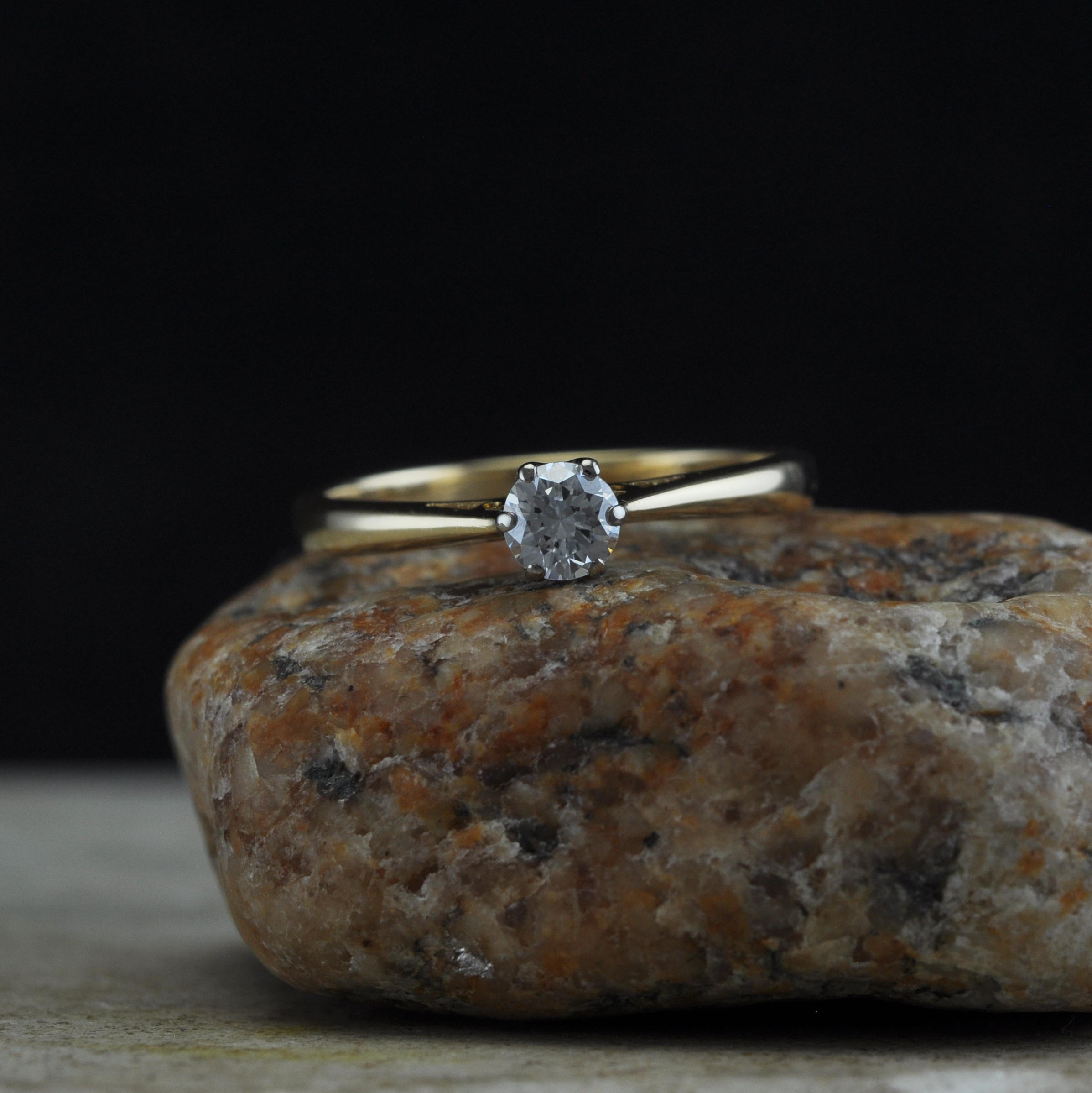 18ct Gold Single Diamond Ring
