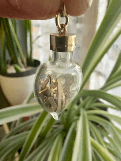 9ct Heart Bottle of Gold Flakes