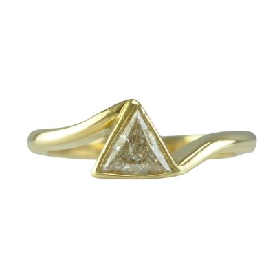 18ct Gold Triangular Diamond Solitaire Ring 18ct Gold Triangular Diamond Solitaire Ring