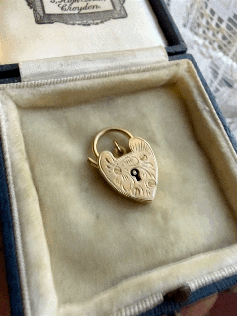 9ct Floral Vintage Heart Padlock