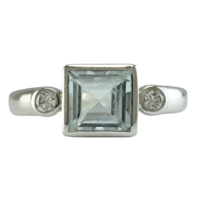 18ct Gold Aquamarine and Diamond Ring 18ct Gold Aquamarine and Diamond Ring