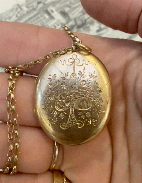 Antique 15ct Oval Floral Locket