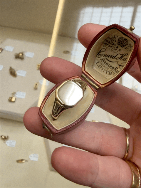 9ct Vintage Cushion Signet Ring