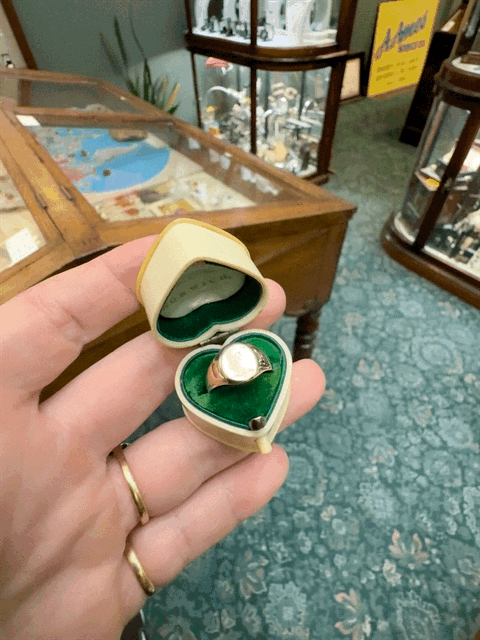 Vintage 9ct Gold Gauntlet Crest Signet Ring