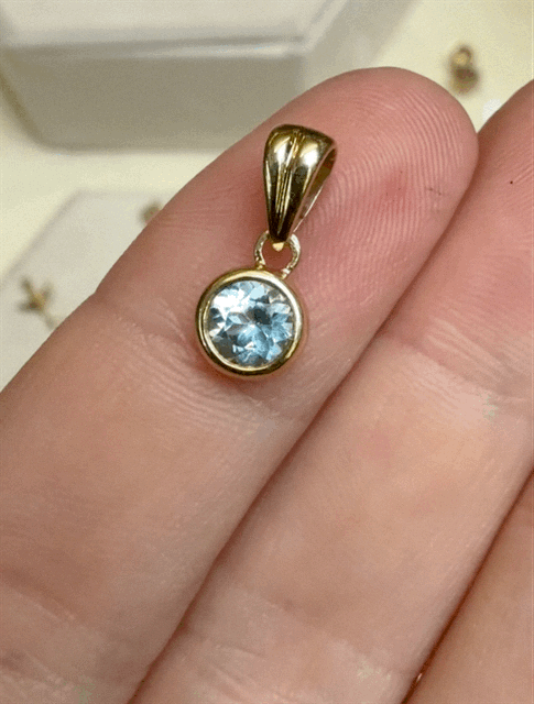 9ct Aquamarine Pendant