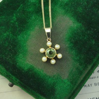 9ct Gold Peridot and Pearl Daisy Pendant