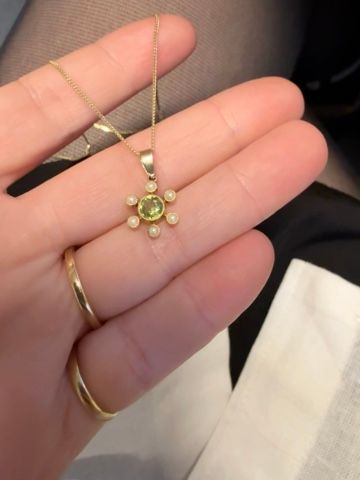 9ct Gold Peridot and Pearl Daisy Pendant