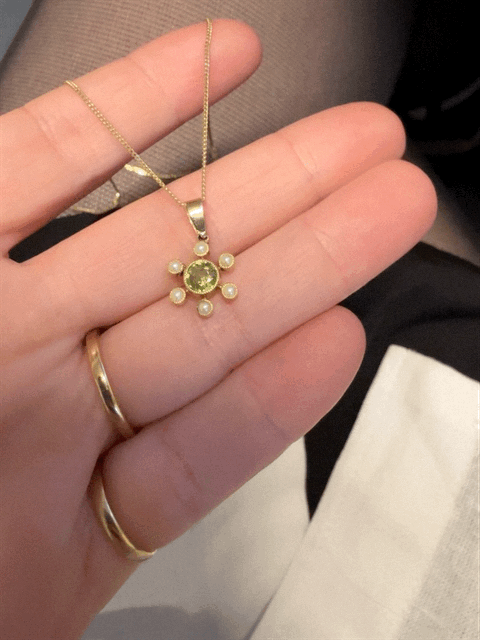 9ct Gold Peridot and Pearl Daisy Pendant