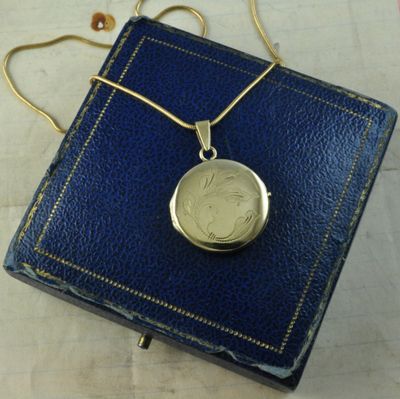 9ct Gold Vintage Floral Round Locket