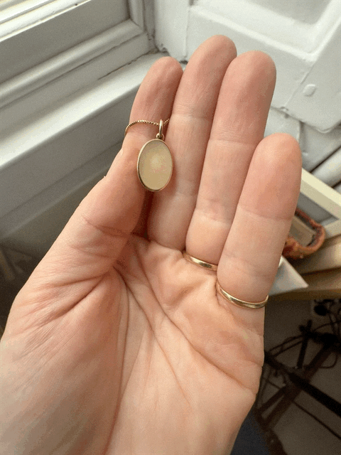 Vintage 9ct Mother of Pearl Oval Pendant