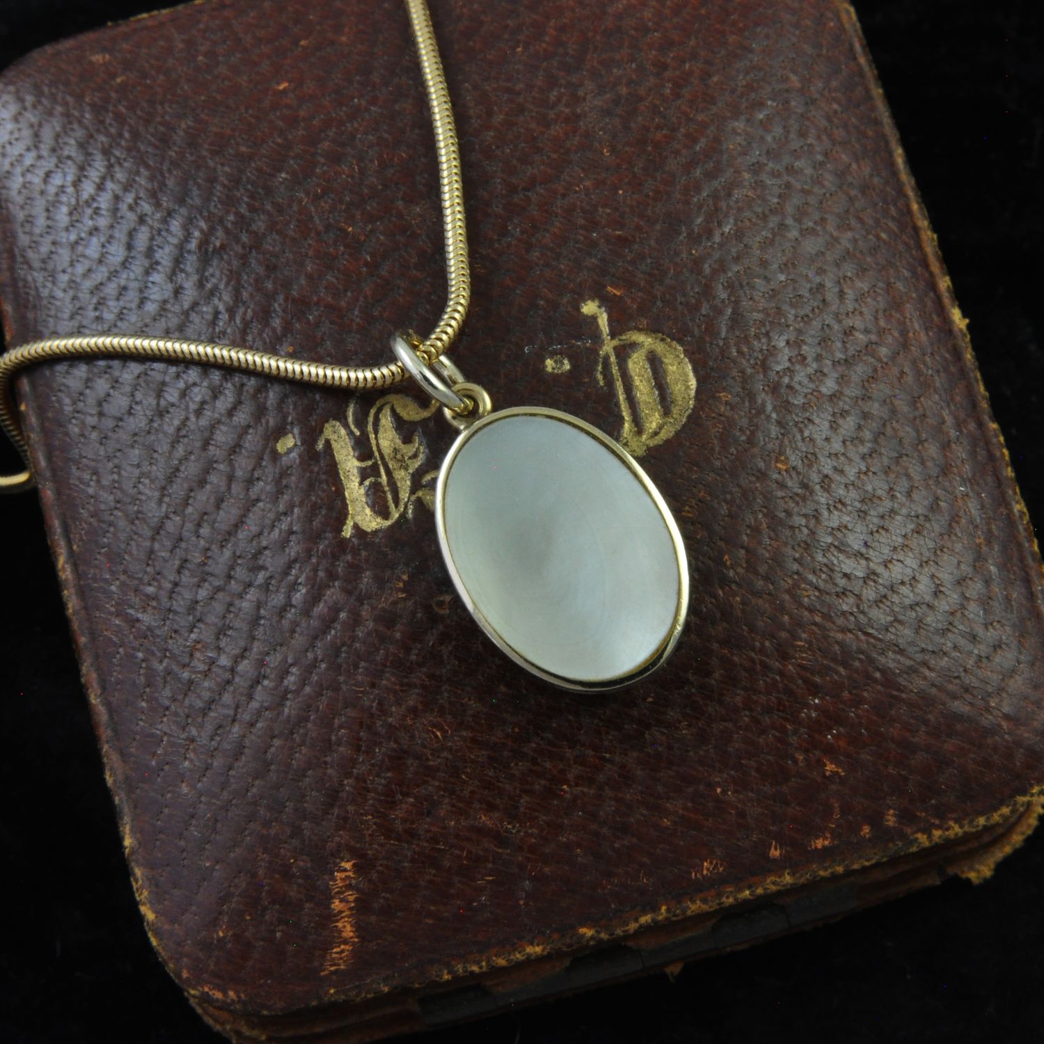 Vintage 9ct Mother of Pearl Oval Pendant