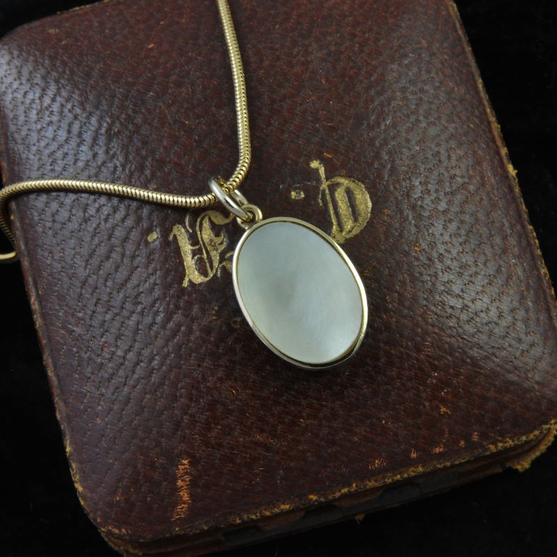 Vintage 9ct Mother of Pearl Oval Pendant