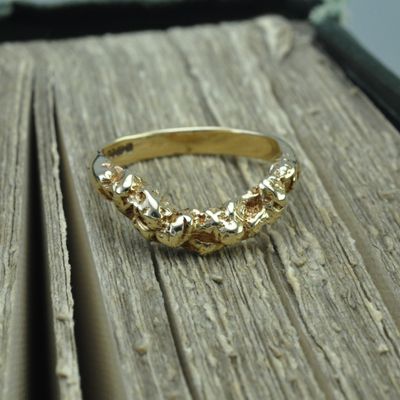Vintage 9ct Gold Nugget-Style Curved Ring Vintage 9ct Gold Nugget-Style Curved Ring