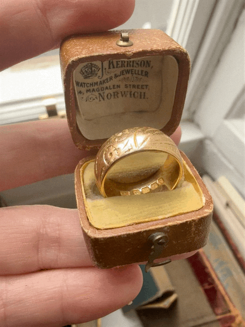 Edwardian 18ct Engraved Wedding Ring