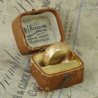 Edwardian 18ct Engraved Wedding Ring Edwardian 18ct Engraved Wedding Ring