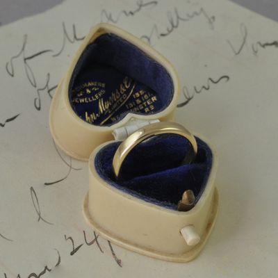 1940s 9ct Gold Wedding Band 1940s 9ct Gold Wedding Band