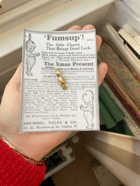 Vintage 9ct Gold FumSup Good Luck Charm