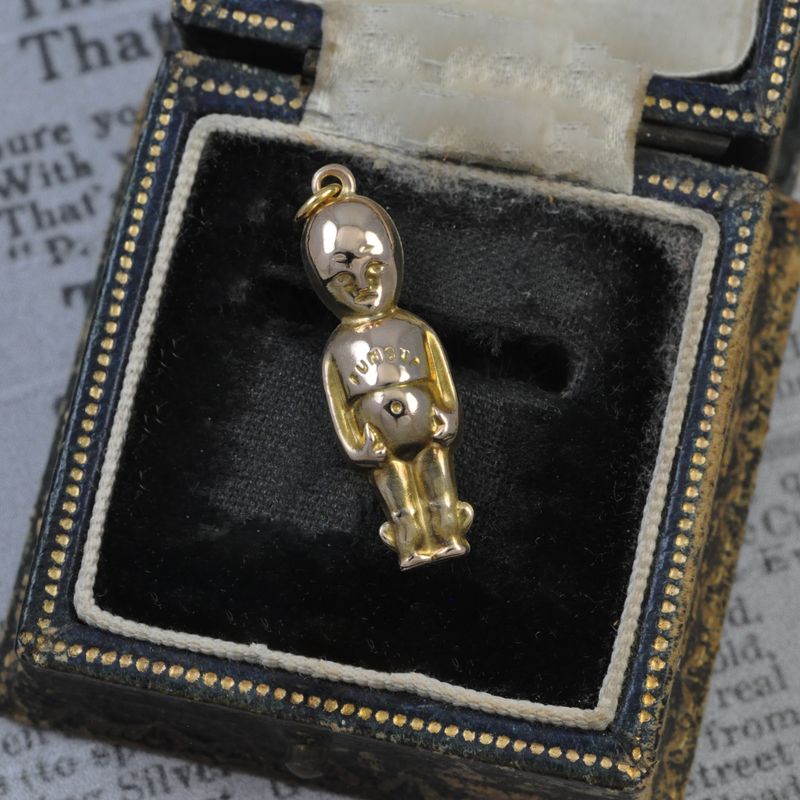 Vintage 9ct Gold FumSup Good Luck Charm