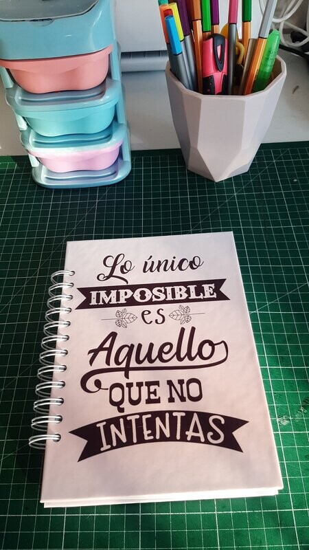 Cuaderno con frase motivacional