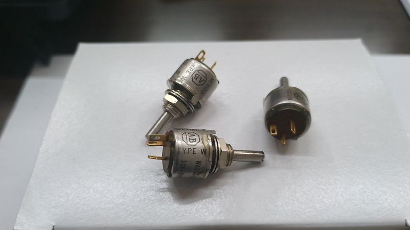 POTENZIOMETRO AB 10Kohm 1 GIRO ALBERINO d.3mm FILETTATURA 6,3mm MONOGIRO 300° TERMINALI A SALDARE SU FILO L=31mm d.=13,7mm