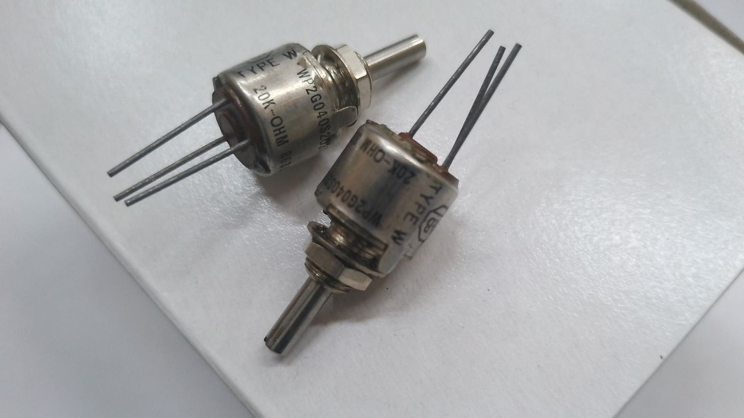 POTENZIOMETRO AB 20Kohm 1 GIRO ALBERINO d.3mm FILETTATURA 6,3mm MONOGIRO 300° TERMINALI A SALDARE SU c.s. L=28mm (esclusi terminali) d.=13,7mm